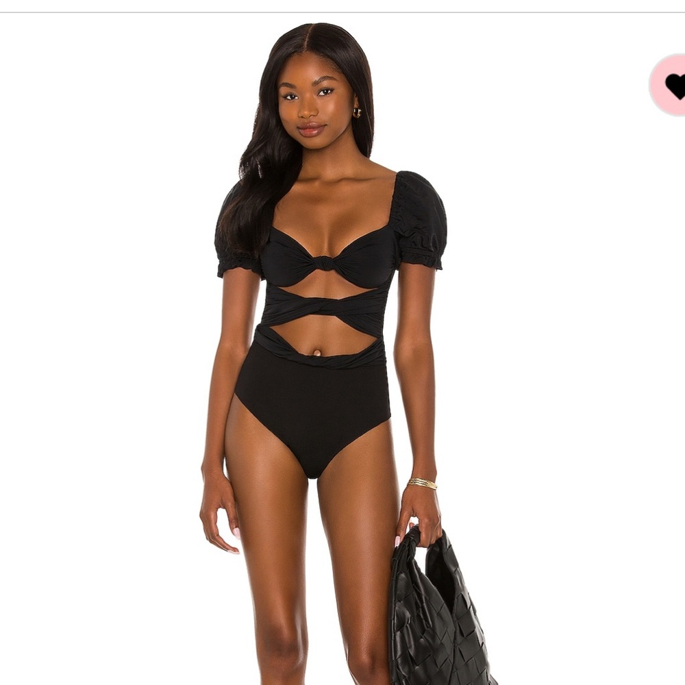 ORIA DUST ONE PIECE
Agua Bendita